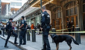 Hombre apuñala a varias personas en estación de metro de Nueva York; la policía lo mata a tiros