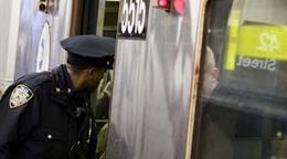 Hombre apu&ntilde;ala a varias personas en estaci&oacute;n de metro de Nueva York; la polic&iacute;a lo mata a tiros