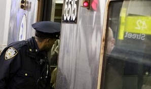 Hombre apu&ntilde;ala a varias personas en estaci&oacute;n de metro de Nueva York; la polic&iacute;a lo mata a tiros