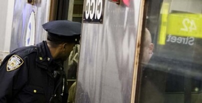 Hombre apu&ntilde;ala a varias personas en estaci&oacute;n de metro de Nueva York; la polic&iacute;a lo mata a tiros