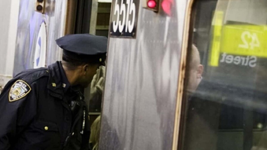 Hombre apuñala a varias personas en estación de metro de Nueva York; la policía lo mata a tiros Hombre apuñala a varias personas en estación de metro de Nueva York; la policía lo mata a tiros