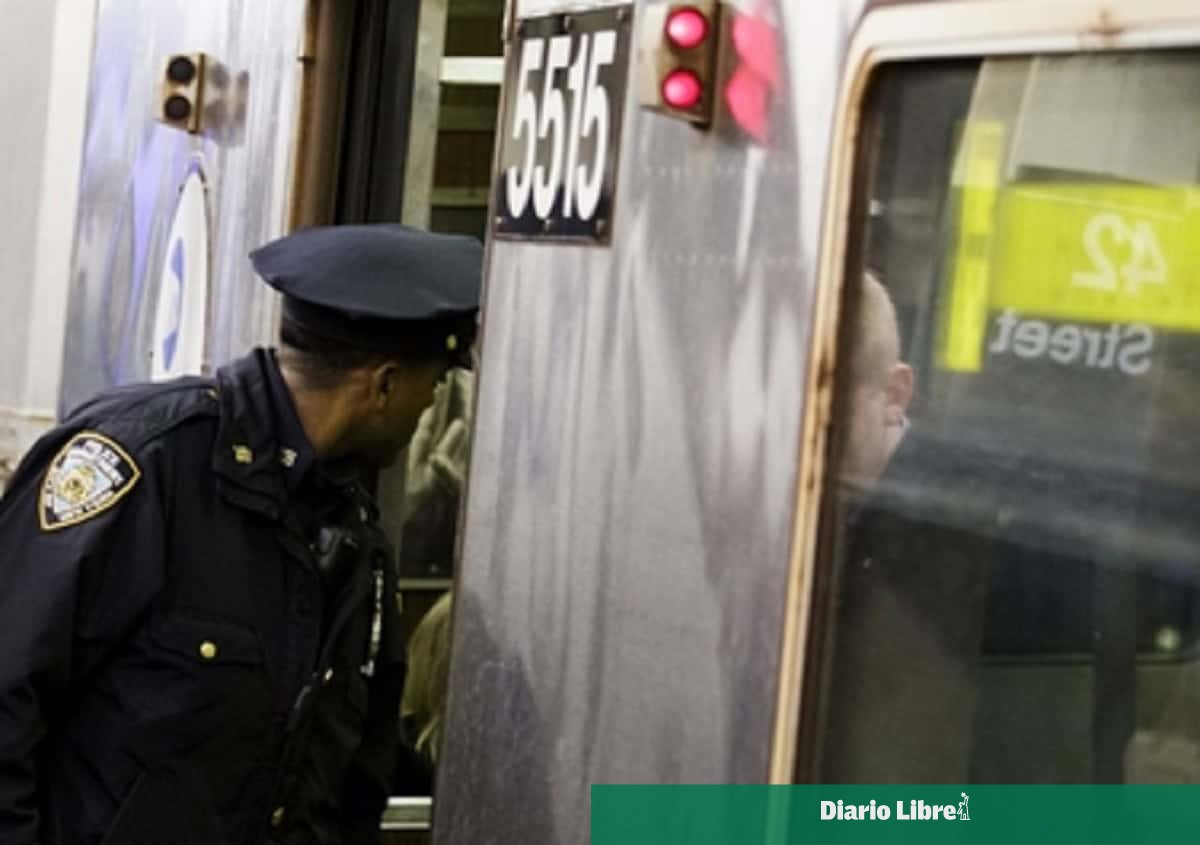 Hombre apuñala a varias personas en estación de metro en Nueva York