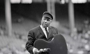 Emmett Ashford primer &aacute;rbitro negro en ponchar un blanco