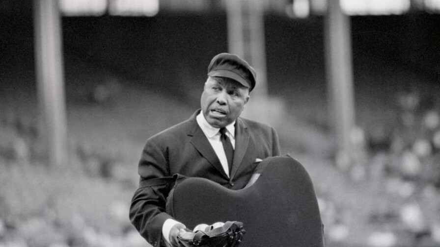 Emmett Ashford primer árbitro negro en ponchar un blanco Emmett Ashford primer árbitro negro en ponchar un blanco