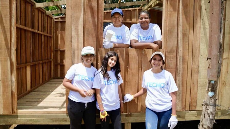 Porsche Center Santo Domingo, en alianza con Techo, transforma la vida de familias en RD