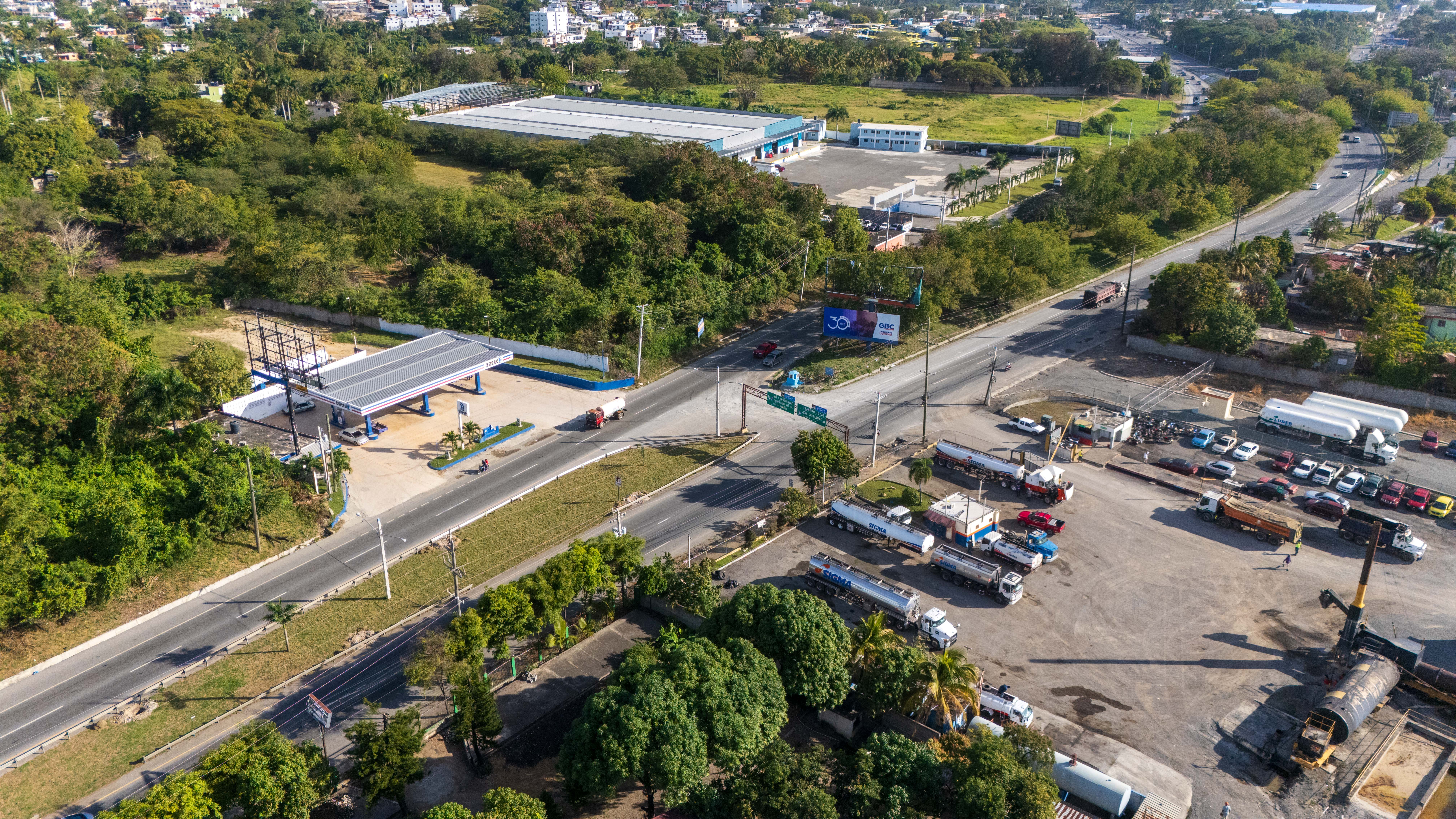 Vista del retorno en el kil&oacute;metro cinco de la autopista 6 de Noviembre, lugar donde ocurri&oacute; el accidente que cobr&oacute; la vida de N&iacute;quida Espinoza, impactada junto a otras personas mientras esperaba para cruzar la v&iacute;a.