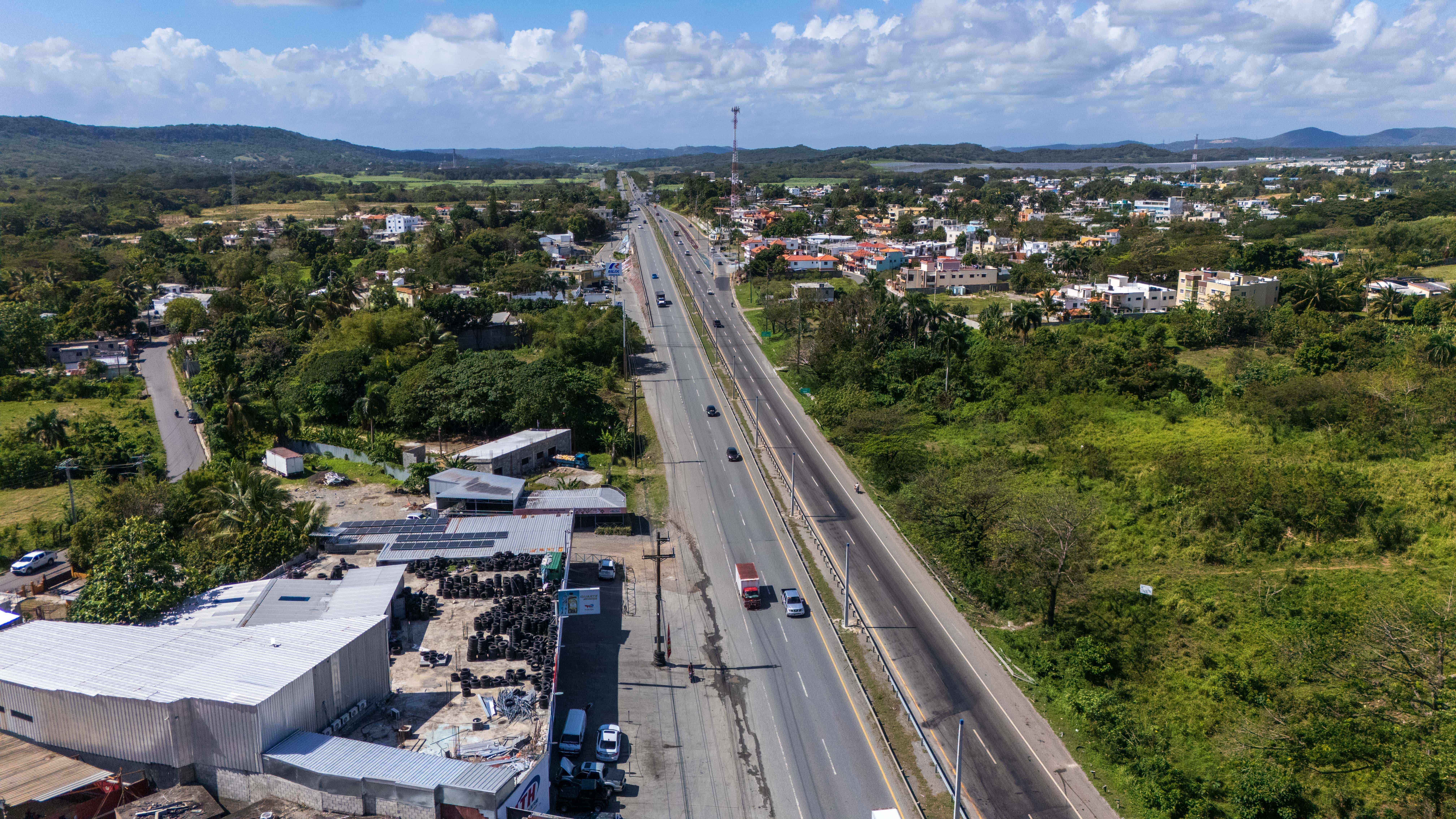 Tramo en la comunidad de Yaguate. Aunque el cruce est&aacute; cerrado, residentes de zonas aleda&ntilde;as contin&uacute;an utiliz&aacute;ndolo, arriesgando sus vidas para atravesar la autopista.