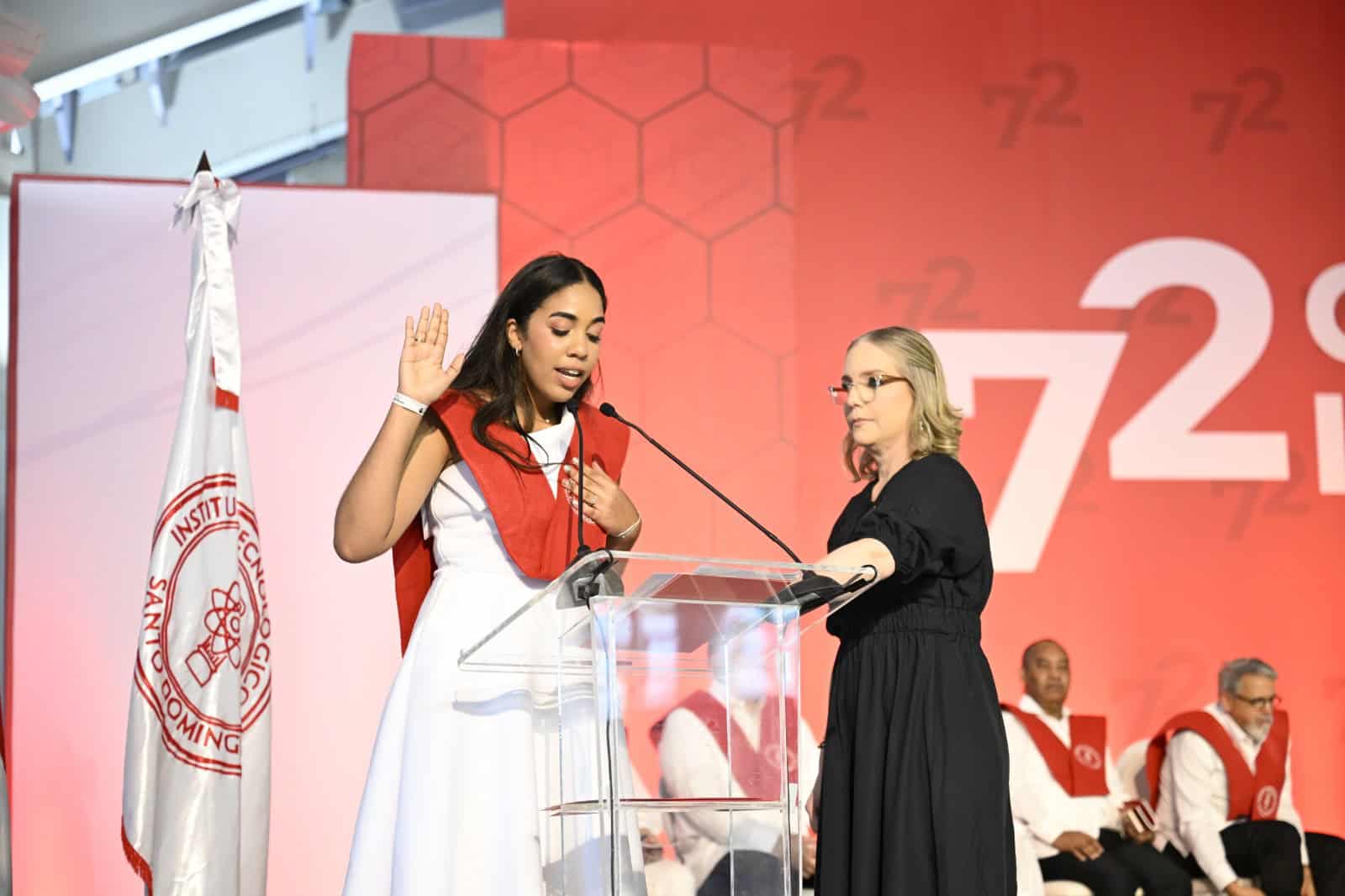 Andrea Saylin Villar Fortunato, graduanda Summa Cum Laude de la Licenciatura en Ingeniería Comercial, con un índice académico de 3.98, tuvo a su cargo la juramentación de todos sus compañeros de su promoción.