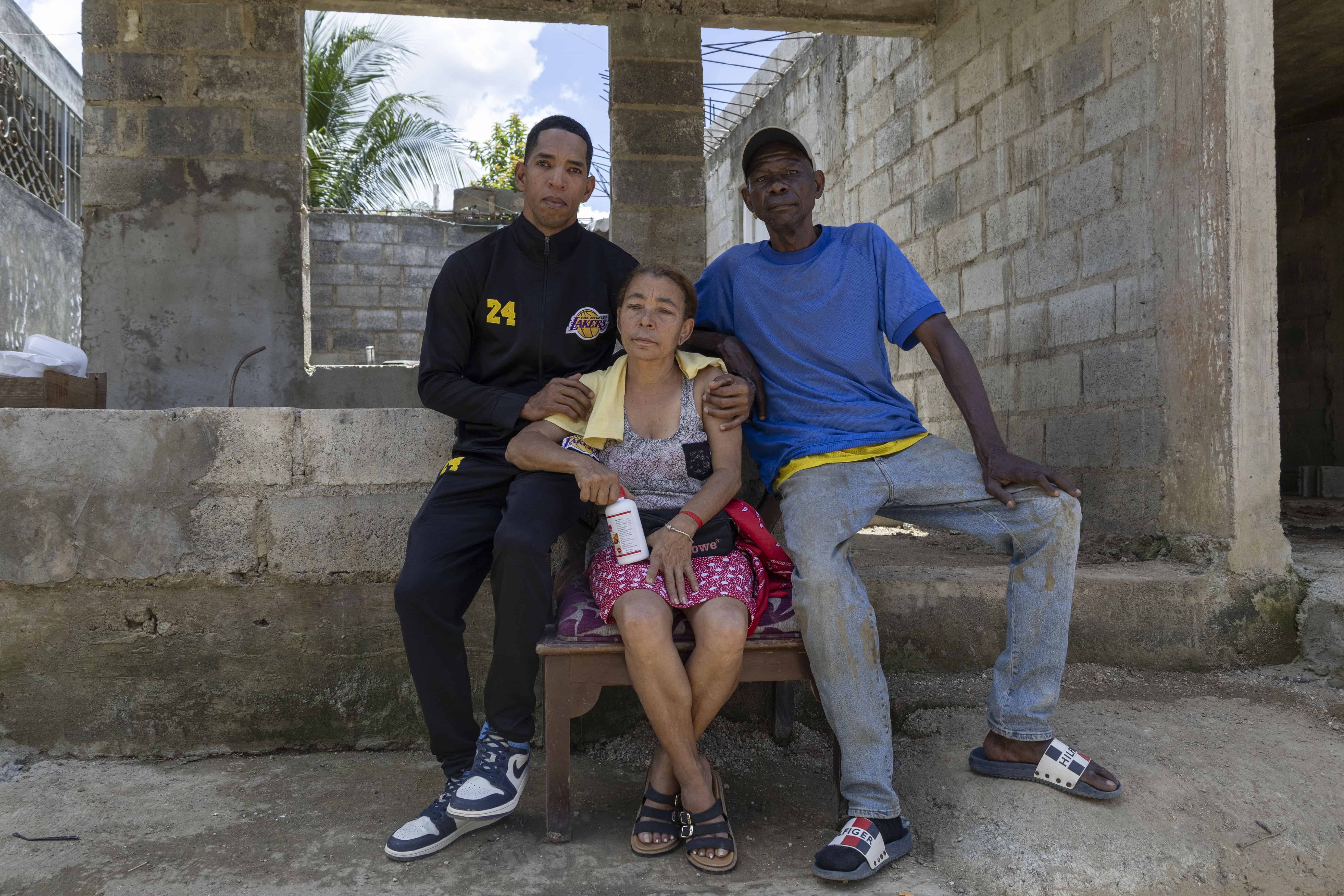 José Roberto Sánchez (de negro), junto a María Peralta Ortiz y Miguel Montaño, los dos rescatados.
