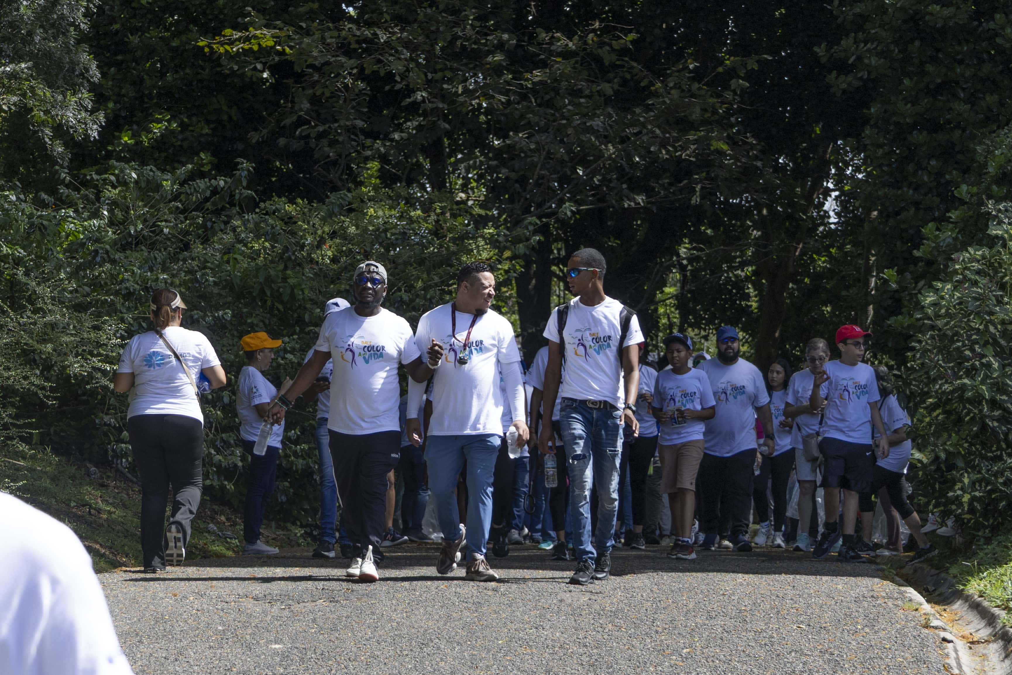 Pese al calor, la gente caminó con entusiasmo.