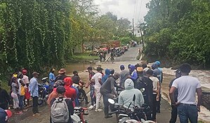 Crecida del arroyo Ceiba deja decenas de personas varadas en la carretera Hato Mayor–Yerba Buena