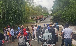 Crecida del arroyo Ceiba deja decenas de personas varadas en la carretera Hato Mayor–Yerba Buena