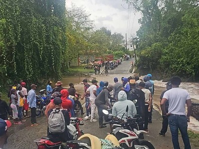 Crecida del arroyo Ceiba deja decenas de personas varadas