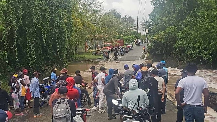 Crecida del arroyo Ceiba deja decenas de personas varadas en la carretera Hato Mayor–Yerba Buena