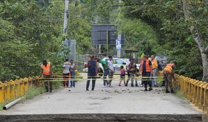 Autoridades eval&uacute;an da&ntilde;os y comunitarios limpian tras la crecida de r&iacute;os en Montellano