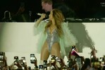 Jennifer López sorprende en Coachella 2026 con aparición explosiva junto a David Guetta