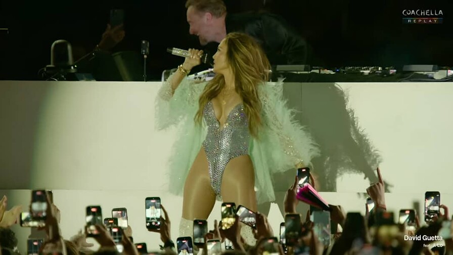 Jennifer L&oacute;pez sorprende en Coachella 2026 con aparici&oacute;n explosiva junto a David Guetta