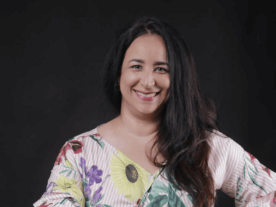 Geraldine de Santis se prepara para llevar uno de sus libros al cine