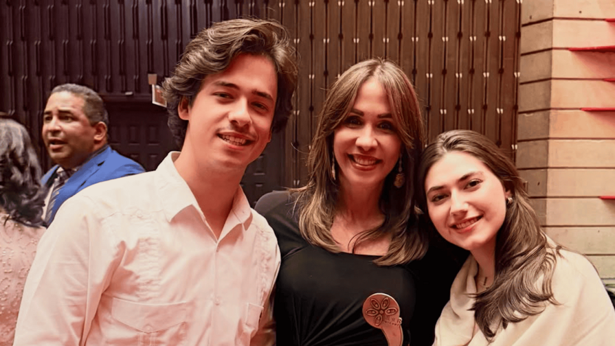 Mariasela Álvarez, reconocida por su trayectoria en la comunicación en Premio Mujer ENECOOP 2026 Mariasela Álvarez, reconocida por su trayectoria en la comunicación en Premio Mujer ENECOOP 2026