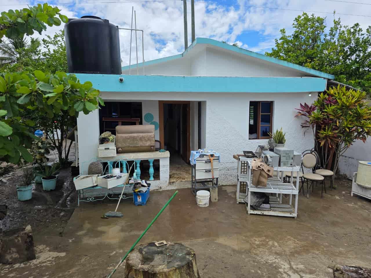 Una de las viviendas que result&oacute; inundada por la crecida de r&iacute;os y ca&ntilde;adas en Montellano, Puerto Plata.&nbsp;
