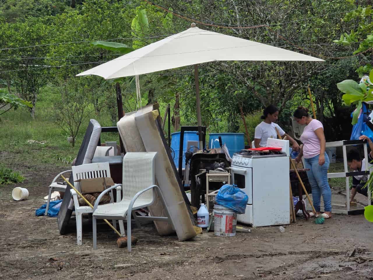 Residentes en Montellano intentan secar ajuares tras las inundaciones.&nbsp;