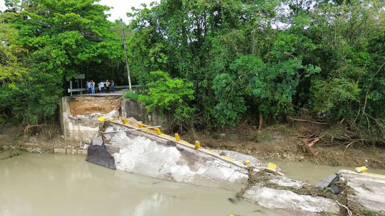 El r&iacute;o Cam&uacute; se desbord&oacute; y se llev&oacute; parte del puente en Montellano.&nbsp;