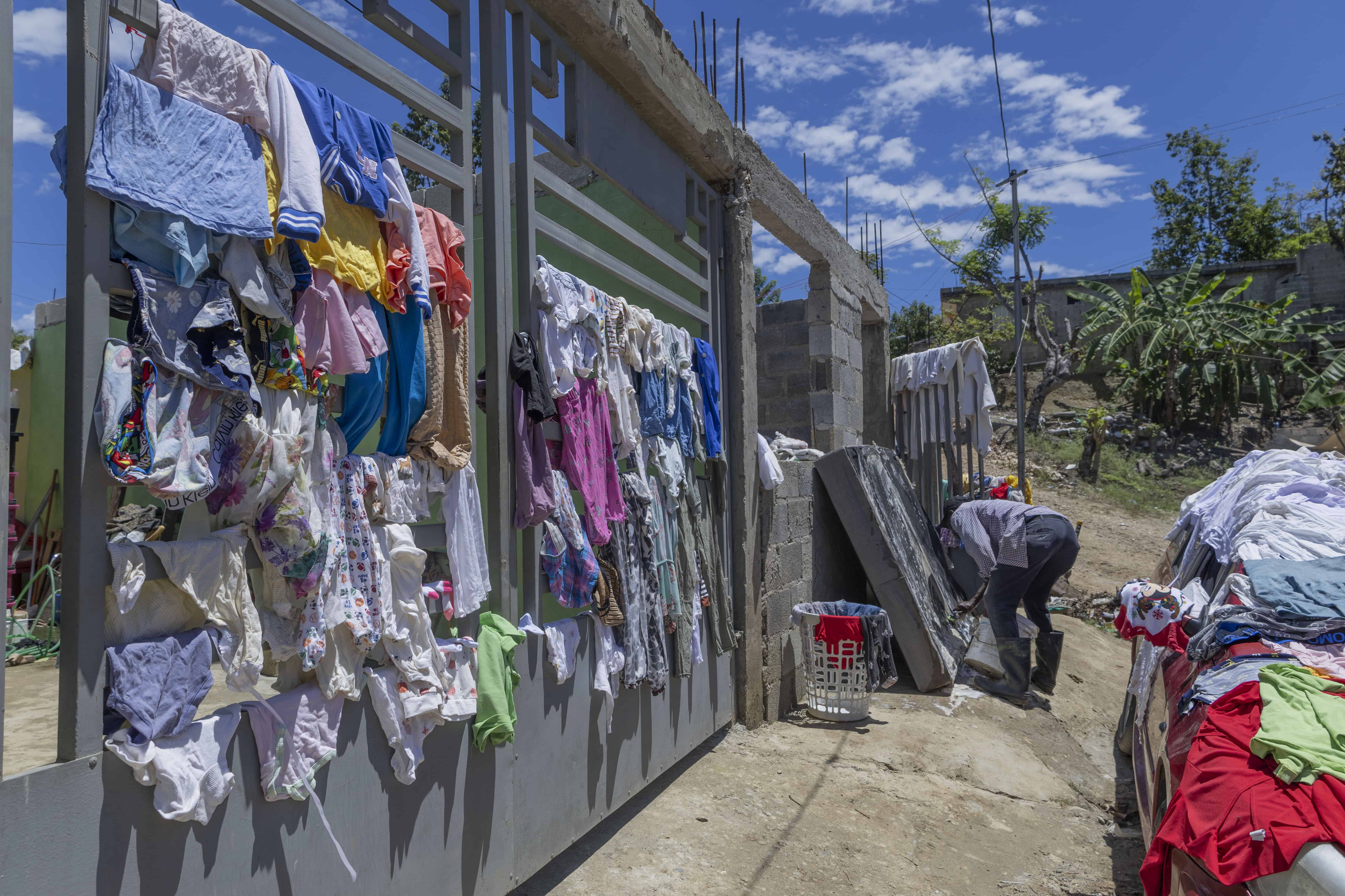 La gente aprovech&oacute; el sol para secar al menos la ropa que no se llev&oacute; el arroyo.