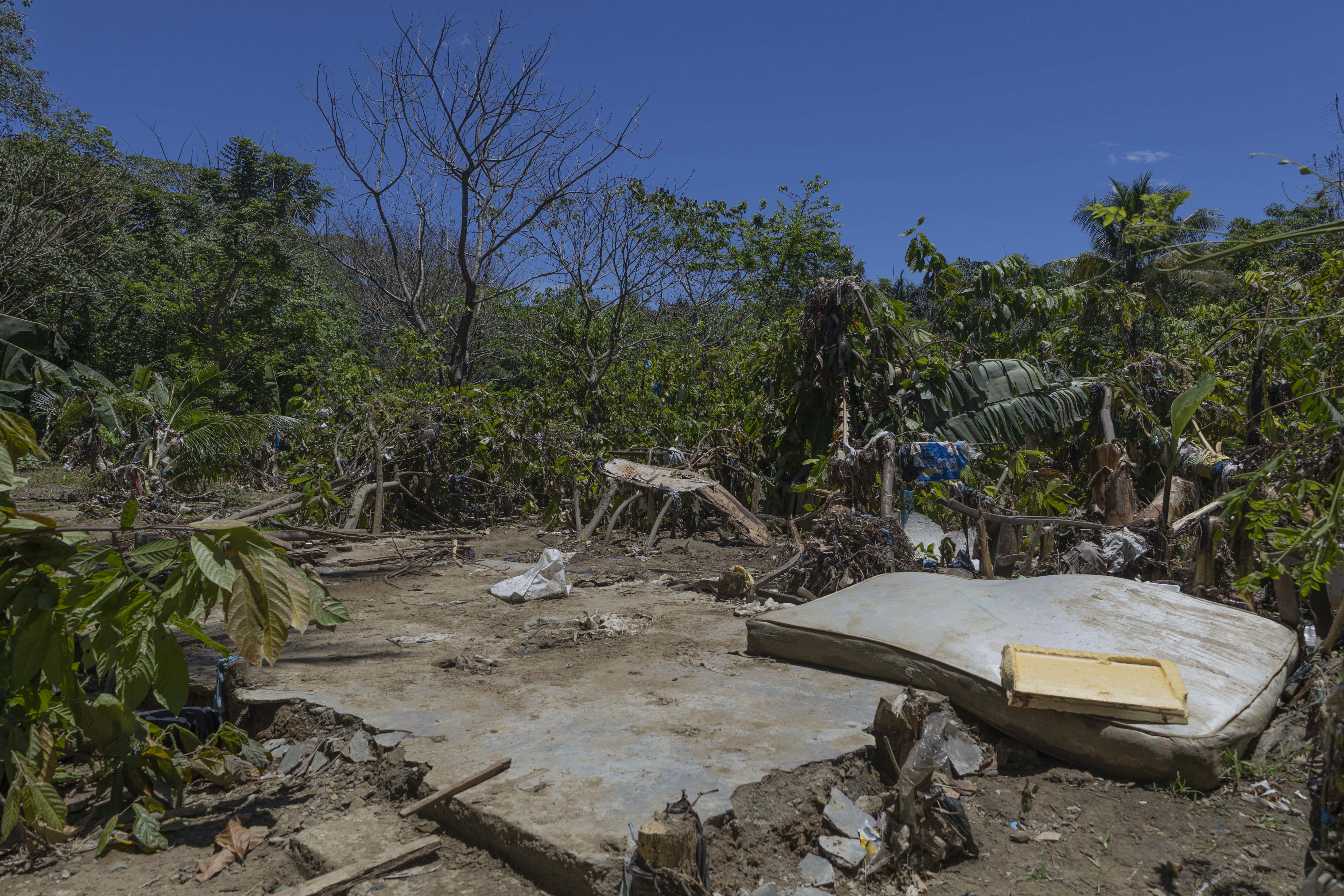 Muebles mojados se observan por doquier.