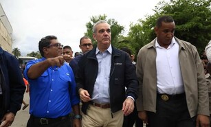 Abinader recorre sectores afectados por lluvias y afirma que el Gobierno tiene fondos para ayuda