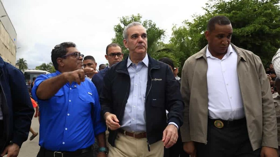 Abinader recorre sectores afectados por lluvias y afirma que el Gobierno tiene fondos para ayuda