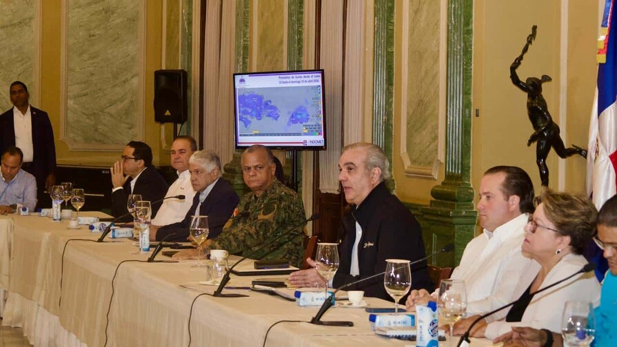 Luis Abinader llama a la prudencia mientras se mantiene en sesi&oacute;n permanente