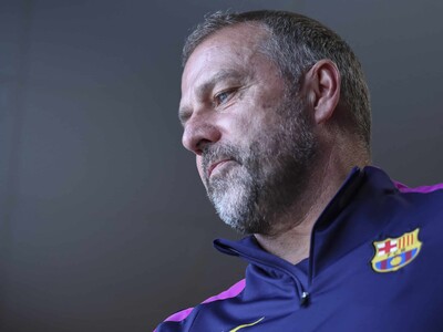 Hansi Flick renueva con el Barcelona hasta 2028