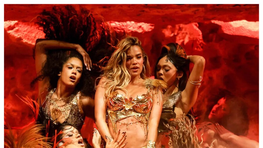 Karol G reivindica a la comunidad latina en un histórico Coachella