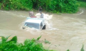Cami&oacute;n queda atrapado al intentar cruzar arroyo desbordado en El Seibo
