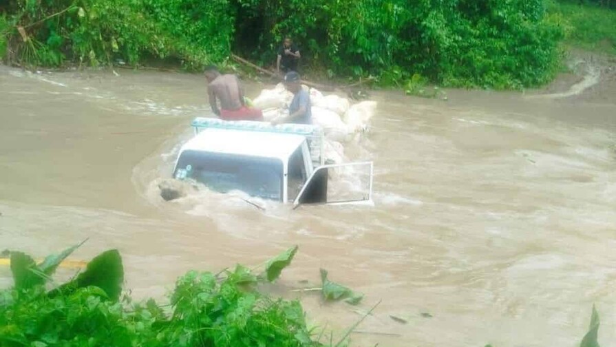 Camión queda atrapado al intentar cruzar arroyo desbordado en El Seibo