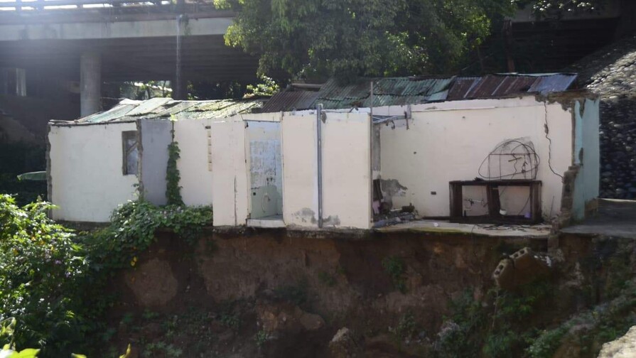 Cuatro viviendas al borde del colapso por deslizamientos de tierra en Santiago