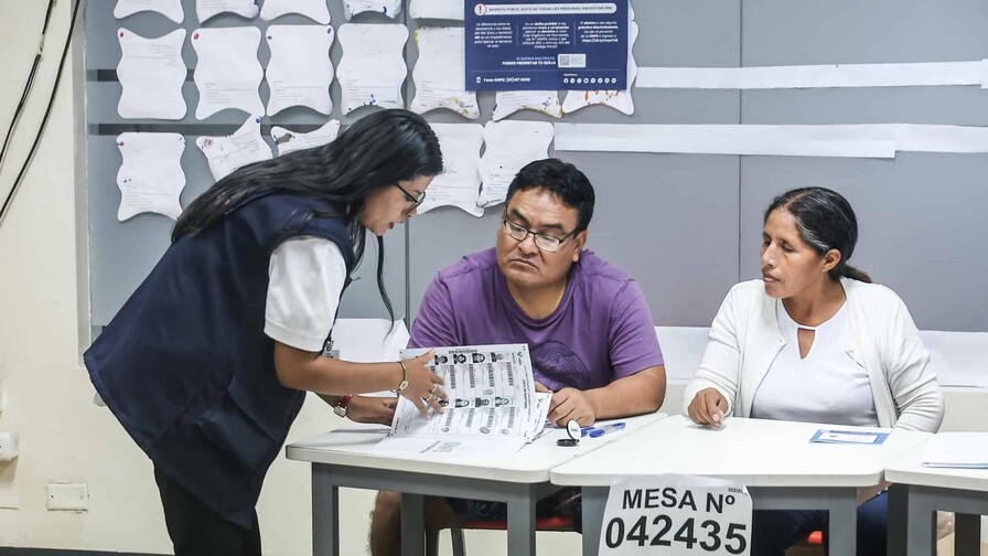 Cierran los centros de votaci&oacute;n en Per&uacute; e inicia un escrutinio que se prev&eacute; largo y lento
