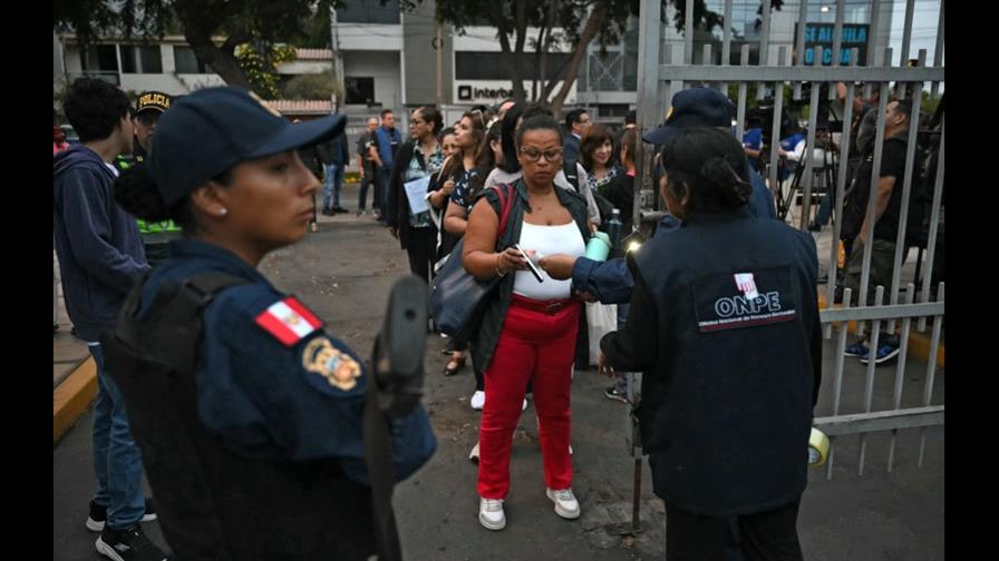 Culminan las elecciones generales en Perú con cierre de votación en Lima un día más tarde