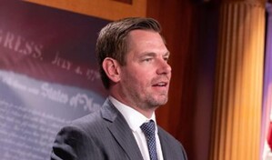 Carrera por la gobernaci&oacute;n de California sacudida tras salida de congresista investigado