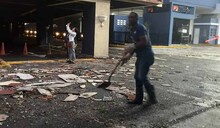 Dos veh&iacute;culos resultaron afectados por desprendimiento de cornisa en Malec&oacute;n Center