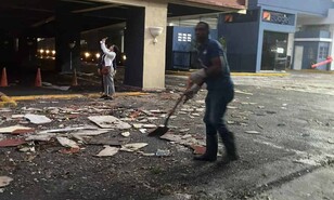 Dos veh&iacute;culos resultaron afectados por desprendimiento de cornisa en Malec&oacute;n Center