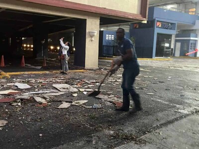 Fachada de Malecón Center se desprende y daña vehículos