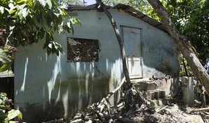 M&aacute;s de 130 familias afectadas por desbordamiento del arroyo Lebr&oacute;n esperan por ayuda del Gobierno