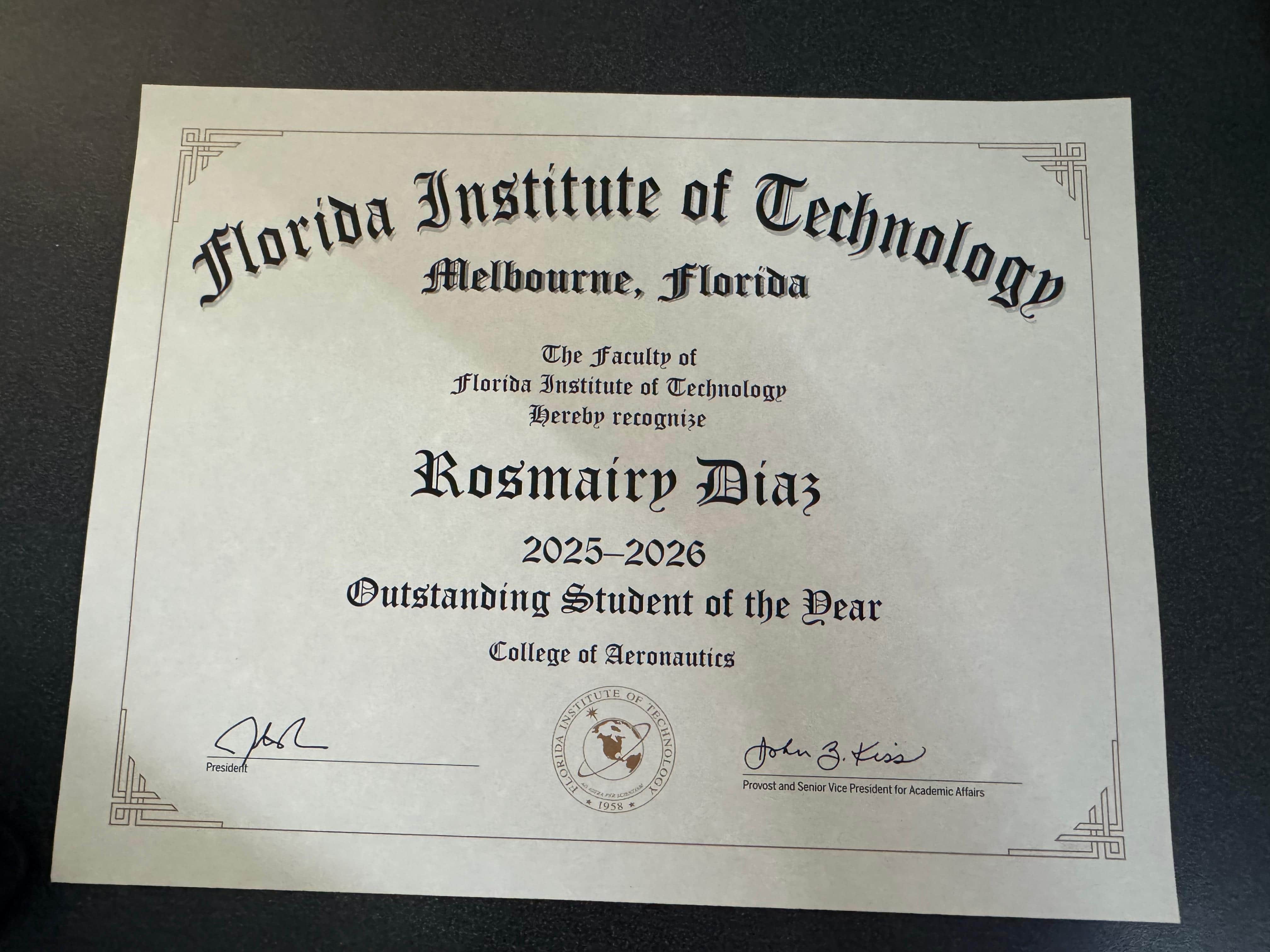 Reconocimiento a la excelencia de la estudiante.