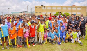 Byron Matos lidera clínica de Flag Football para cientos de estudiantes dominicanos