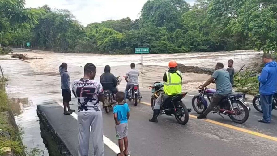 Fuertes lluvias provocan desbordamiento de ríos en El Seibo y dejan comunidades incomunicadas Fuertes lluvias provocan desbordamiento de ríos en El Seibo y dejan comunidades incomunicadas