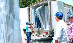 Autoridades entregan 500 colchonetas y alimentos a familias afectadas por inundaciones