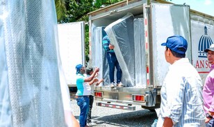 Autoridades entregan 500 colchonetas y alimentos a familias afectadas por inundaciones