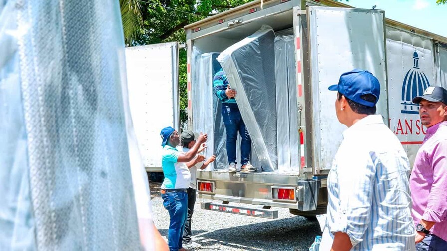 Autoridades entregan 500 colchonetas y alimentos a familias afectadas por inundaciones