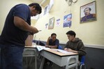 Perú extiende votación al lunes en mesas que no abrieron por falta de material electoral